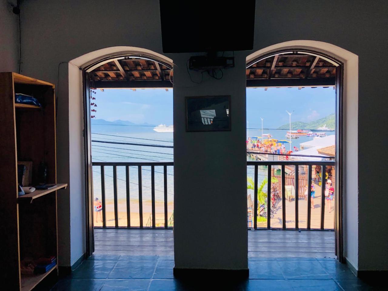 Beira Mar Hostel & Suites Vila do Abraao Bagian luar foto